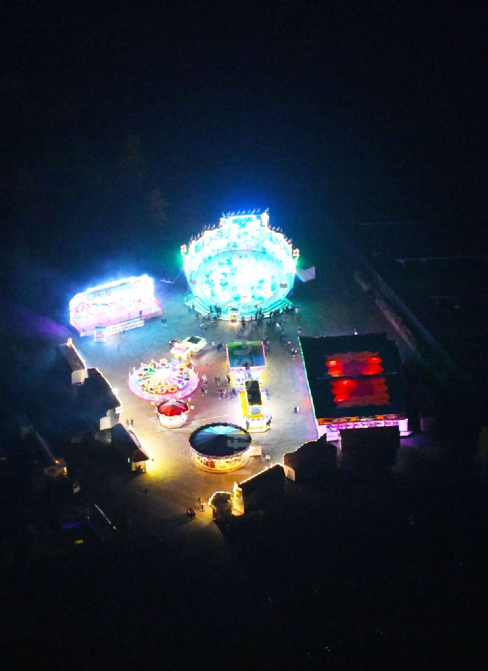 Nacht-Luftaufnahme Eberswalde - Nachtluftbild Kirmes - und Rummel- Veranstaltungsgelände beim Volksfest an der Eberswalder Straße im Ortsteil Finow in Eberswalde im Bundesland Brandenburg, Deutschland