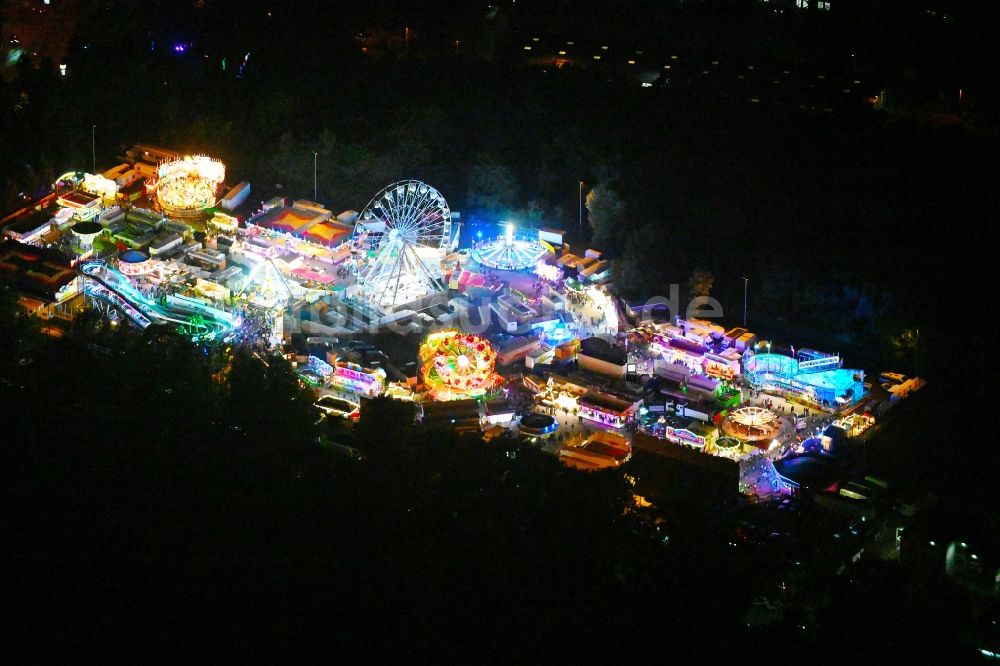 Leipzig bei Nacht aus der Vogelperspektive: Nachtluftbild Kirmes - und Rummel- Veranstaltungsgelände beim Volksfest Leipziger Kleinmesse in Leipzig im Bundesland Sachsen, Deutschland