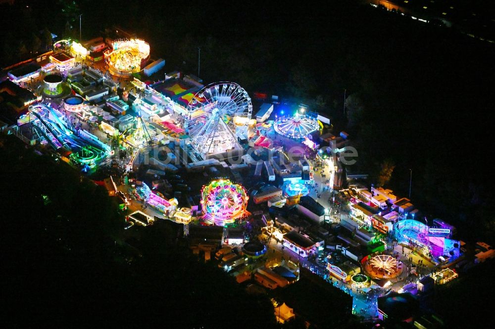 Nacht-Luftaufnahme Leipzig - Nachtluftbild Kirmes - und Rummel- Veranstaltungsgelände beim Volksfest Leipziger Kleinmesse in Leipzig im Bundesland Sachsen, Deutschland