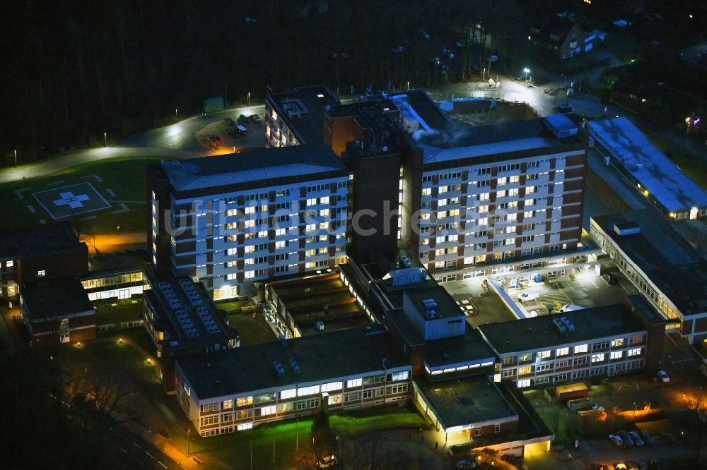 Stade bei Nacht aus der Vogelperspektive: Nachtluftbild Klinikgelände des Krankenhauses Elbe Klinik im Ortsteil Wiepenkathen in Stade im Bundesland Niedersachsen, Deutschland