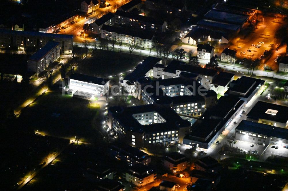 Eisenach bei Nacht von oben - Nachtluftbild Klinikgelände des Krankenhauses St. Georg Klinikum in Eisenach im Bundesland Thüringen, Deutschland