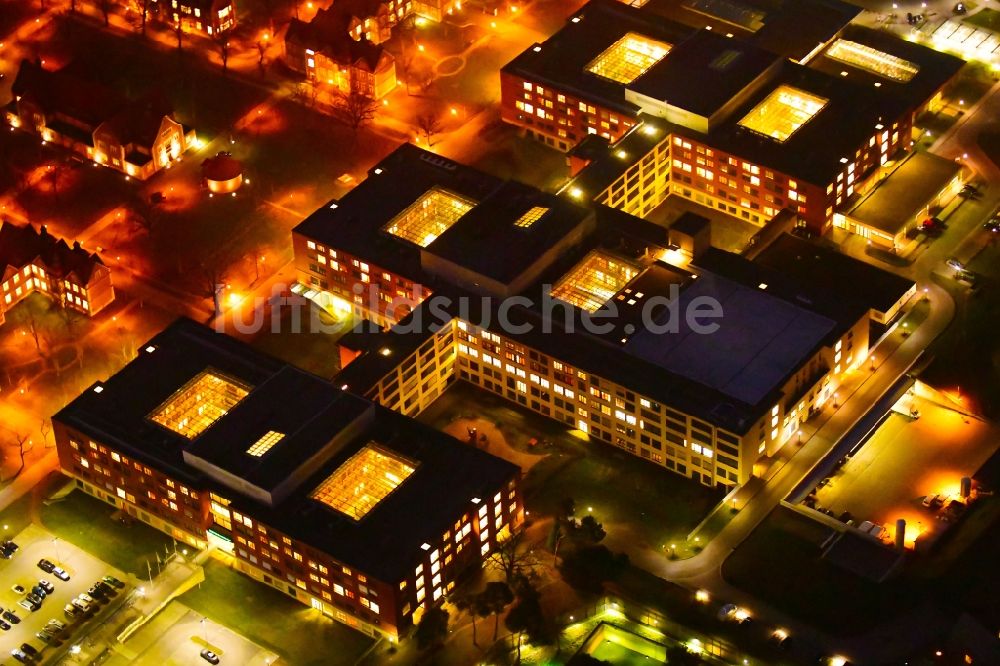 Nacht-Luftaufnahme Berlin - Nachtluftbild Klinikgelände des Krankenhauses Helios Klinikum Berlin-Buch im Ortsteil Buch in Berlin, Deutschland