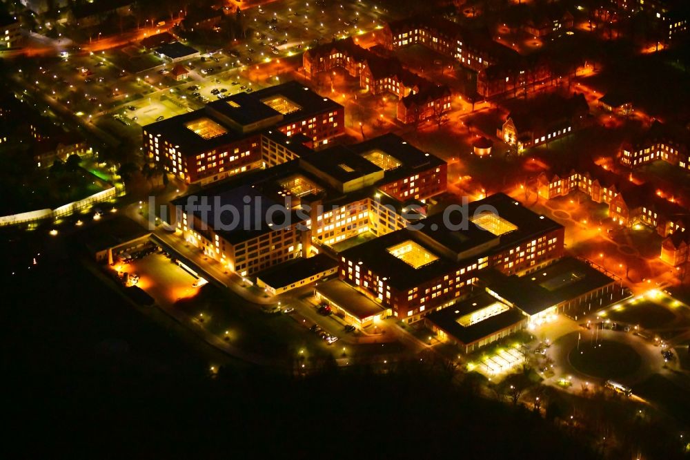 Berlin bei Nacht von oben - Nachtluftbild Klinikgelände des Krankenhauses Helios Klinikum Berlin-Buch im Ortsteil Buch in Berlin, Deutschland