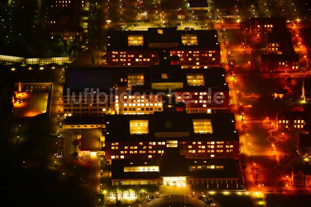 Berlin bei Nacht aus der Vogelperspektive: Nachtluftbild Klinikgelände des Krankenhauses Helios Klinikum Berlin-Buch im Ortsteil Buch in Berlin, Deutschland