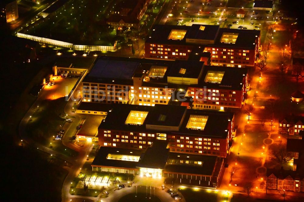 Nachtluftbild Berlin - Nachtluftbild Klinikgelände des Krankenhauses Helios Klinikum Berlin-Buch im Ortsteil Buch in Berlin, Deutschland