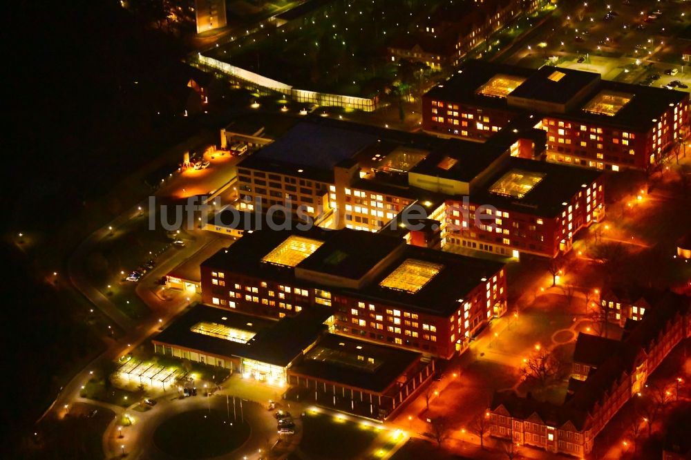 Nacht-Luftaufnahme Berlin - Nachtluftbild Klinikgelände des Krankenhauses Helios Klinikum Berlin-Buch im Ortsteil Buch in Berlin, Deutschland