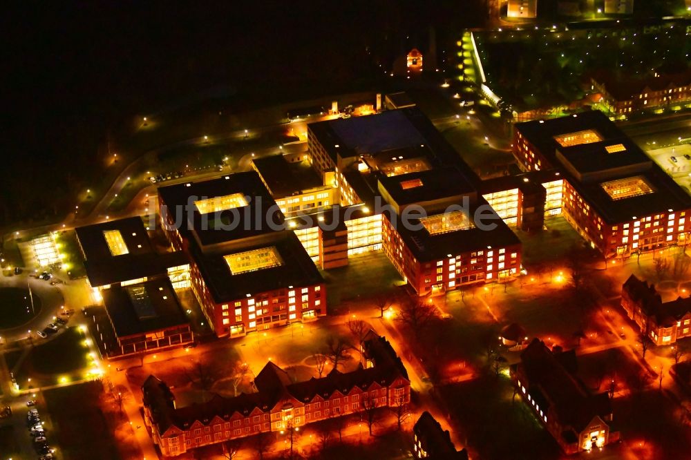 Berlin bei Nacht von oben - Nachtluftbild Klinikgelände des Krankenhauses Helios Klinikum Berlin-Buch im Ortsteil Buch in Berlin, Deutschland