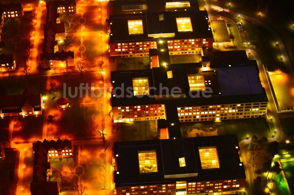 Berlin bei Nacht aus der Vogelperspektive: Nachtluftbild Klinikgelände des Krankenhauses Helios Klinikum Berlin-Buch im Ortsteil Buch in Berlin, Deutschland