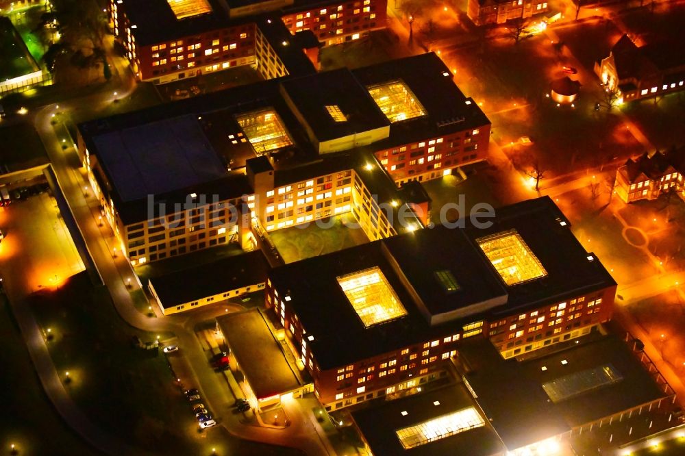 Nachtluftbild Berlin - Nachtluftbild Klinikgelände des Krankenhauses Helios Klinikum Berlin-Buch im Ortsteil Buch in Berlin, Deutschland