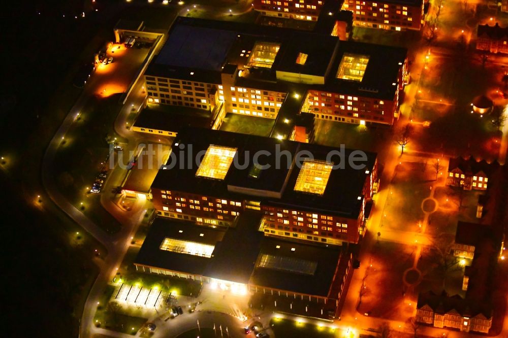 Nacht-Luftaufnahme Berlin - Nachtluftbild Klinikgelände des Krankenhauses Helios Klinikum Berlin-Buch im Ortsteil Buch in Berlin, Deutschland