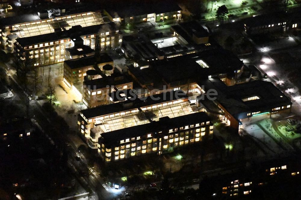 Nacht-Luftaufnahme Berlin - Nachtluftbild Klinikgelände des Krankenhauses HELIOS Klinikum Emil von Behring Berlin-Zehlendorf im Ortsteil Zehlendorf in Berlin