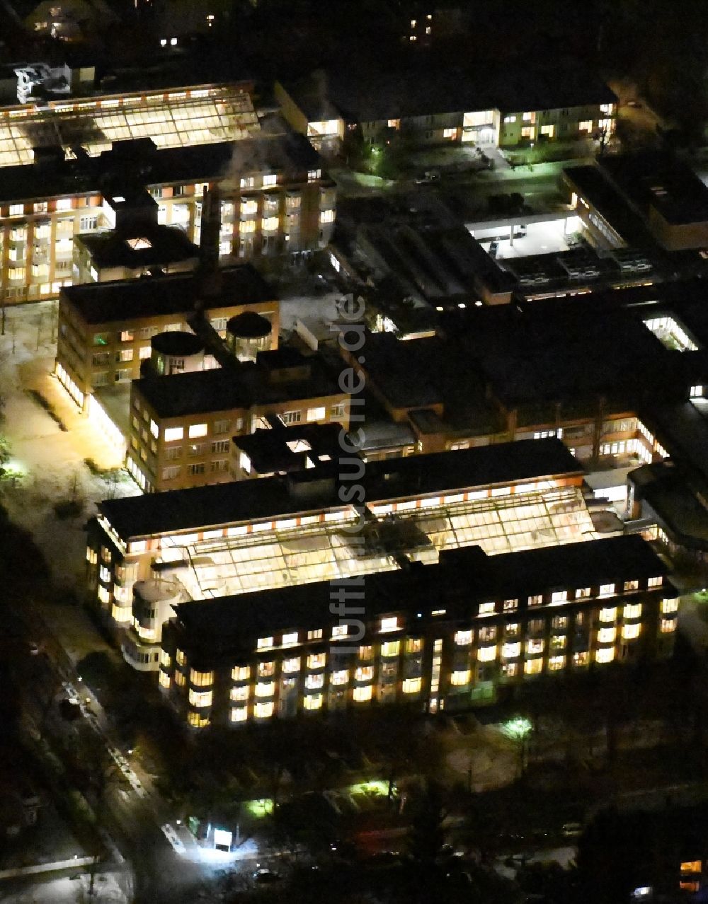 Berlin bei Nacht von oben - Nachtluftbild Klinikgelände des Krankenhauses HELIOS Klinikum Emil von Behring Berlin-Zehlendorf im Ortsteil Zehlendorf in Berlin