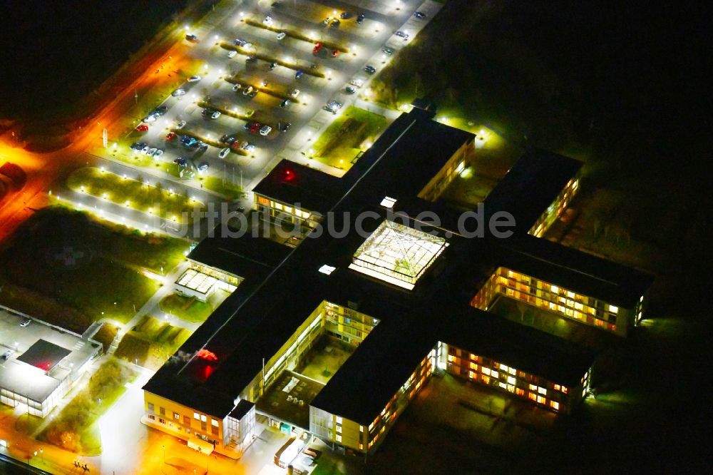 Gotha bei Nacht aus der Vogelperspektive: Nachtluftbild Klinikgelände des Krankenhauses HELIOS Klinikum Gotha an der Heliosstraße in Gotha im Bundesland Thüringen, Deutschland