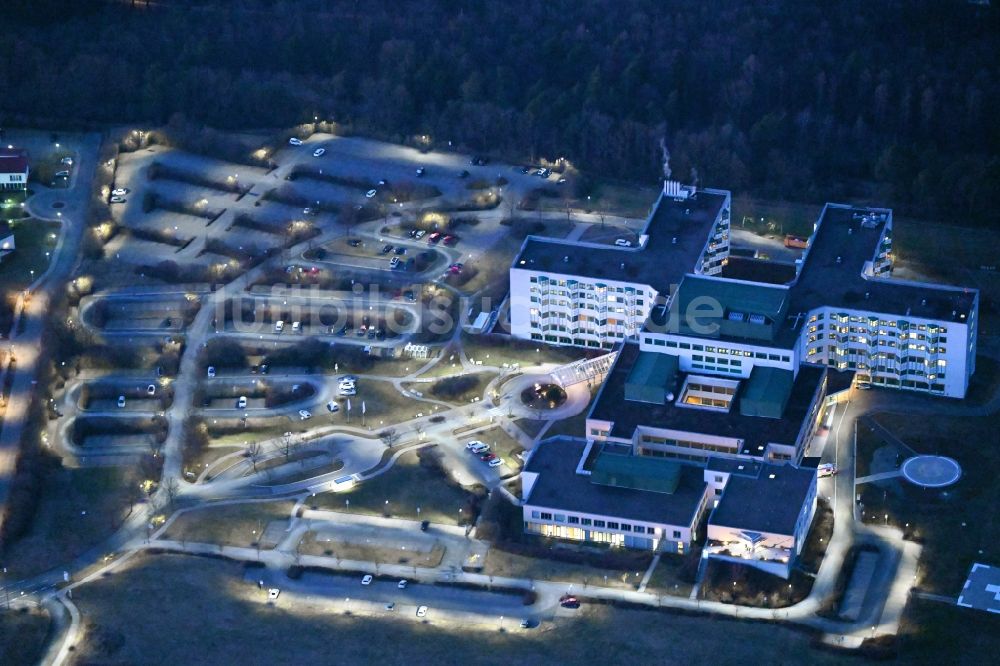 Meiningen bei Nacht aus der Vogelperspektive: Nachtluftbild Klinikgelände des Krankenhauses HELIOS Klinikum in Meiningen im Bundesland Thüringen, Deutschland