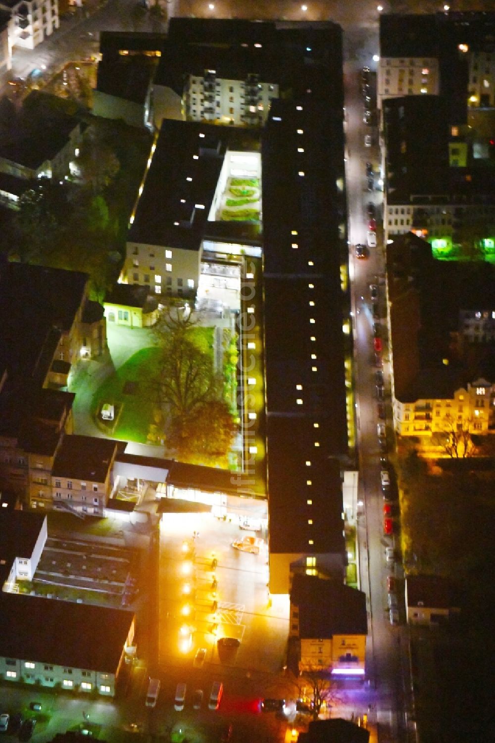 Potsdam bei Nacht von oben - Nachtluftbild Klinikgelände des Krankenhauses St. Josefs-Krankenhaus in Potsdam im Bundesland Brandenburg, Deutschland