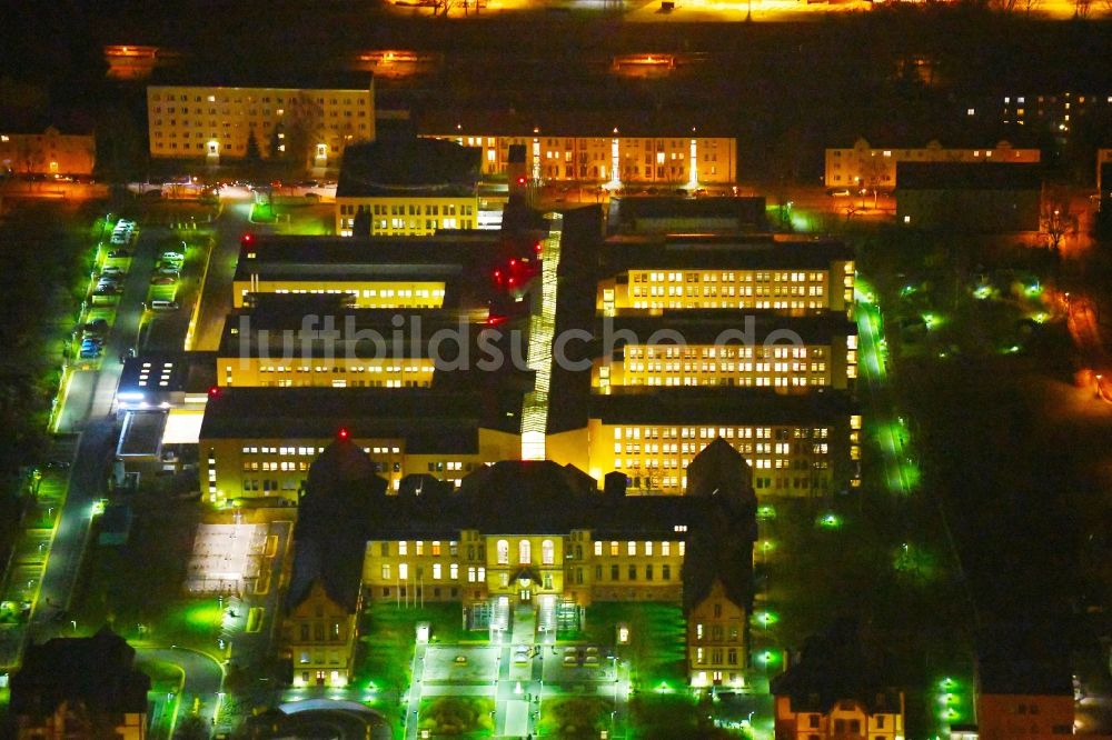 Halle (Saale) bei Nacht von oben - Nachtluftbild Klinikgelände des Krankenhauses BG Klinikum Bergmannstrost in Halle (Saale) im Bundesland Sachsen-Anhalt, Deutschland