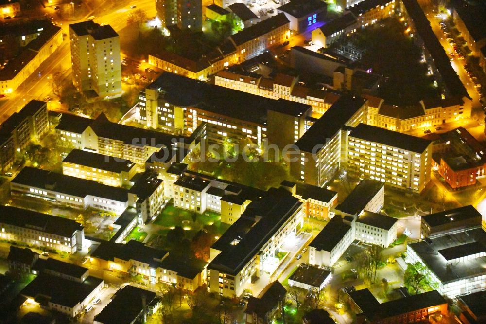 Potsdam bei Nacht von oben - Nachtluftbild Klinikgelände des Krankenhauses Klinikum Ernst von Bergmann GmbHin der Innenstadt in Potsdam im Bundesland Brandenburg, Deutschland