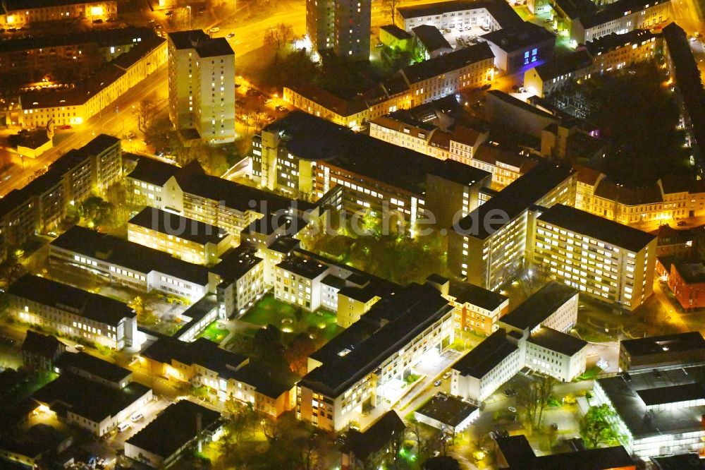 Nacht-Luftaufnahme Potsdam - Nachtluftbild Klinikgelände des Krankenhauses Klinikum Ernst von Bergmann GmbHin der Innenstadt in Potsdam im Bundesland Brandenburg, Deutschland