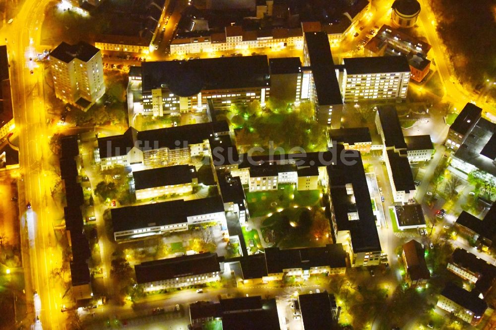 Potsdam bei Nacht von oben - Nachtluftbild Klinikgelände des Krankenhauses Klinikum Ernst von Bergmann GmbHin der Innenstadt in Potsdam im Bundesland Brandenburg, Deutschland