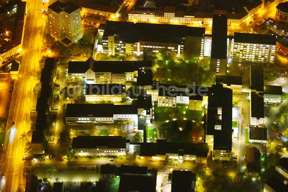 Potsdam bei Nacht aus der Vogelperspektive: Nachtluftbild Klinikgelände des Krankenhauses Klinikum Ernst von Bergmann GmbHin der Innenstadt in Potsdam im Bundesland Brandenburg, Deutschland