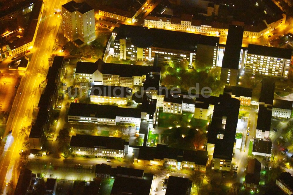 Nachtluftbild Potsdam - Nachtluftbild Klinikgelände des Krankenhauses Klinikum Ernst von Bergmann GmbHin der Innenstadt in Potsdam im Bundesland Brandenburg, Deutschland