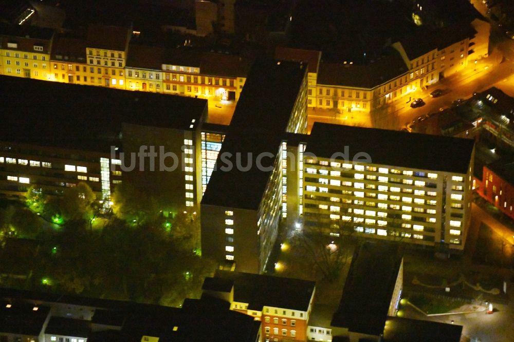 Nacht-Luftaufnahme Potsdam - Nachtluftbild Klinikgelände des Krankenhauses Klinikum Ernst von Bergmann GmbHin der Innenstadt in Potsdam im Bundesland Brandenburg, Deutschland