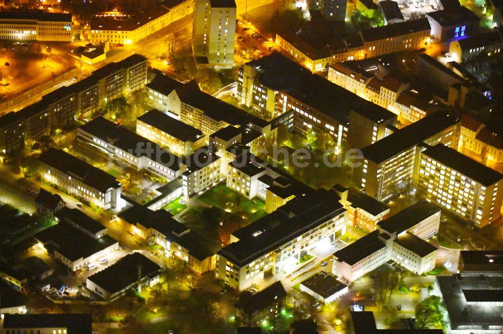 Potsdam bei Nacht von oben - Nachtluftbild Klinikgelände des Krankenhauses Klinikum Ernst von Bergmann GmbHin der Innenstadt in Potsdam im Bundesland Brandenburg, Deutschland