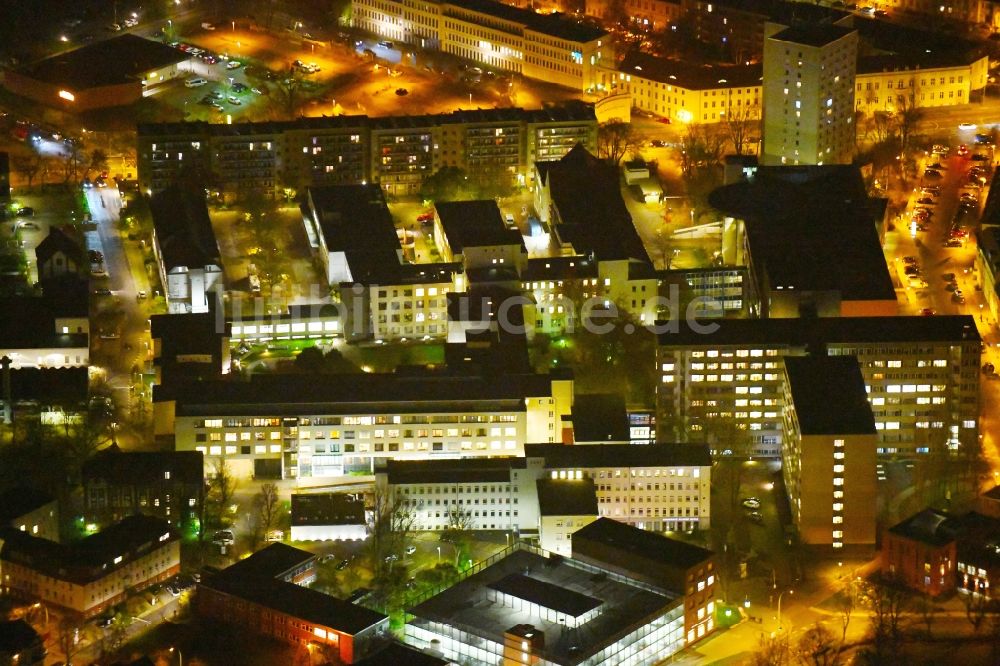 Potsdam bei Nacht aus der Vogelperspektive: Nachtluftbild Klinikgelände des Krankenhauses Klinikum Ernst von Bergmann GmbHin der Innenstadt in Potsdam im Bundesland Brandenburg, Deutschland