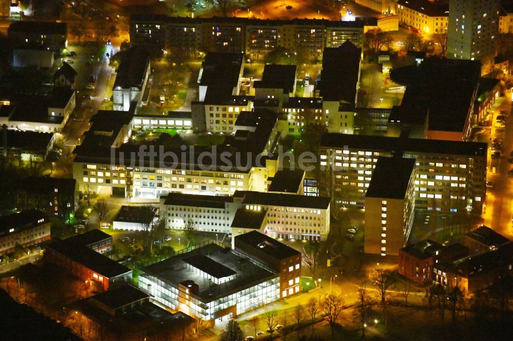 Nachtluftbild Potsdam - Nachtluftbild Klinikgelände des Krankenhauses Klinikum Ernst von Bergmann GmbHin der Innenstadt in Potsdam im Bundesland Brandenburg, Deutschland