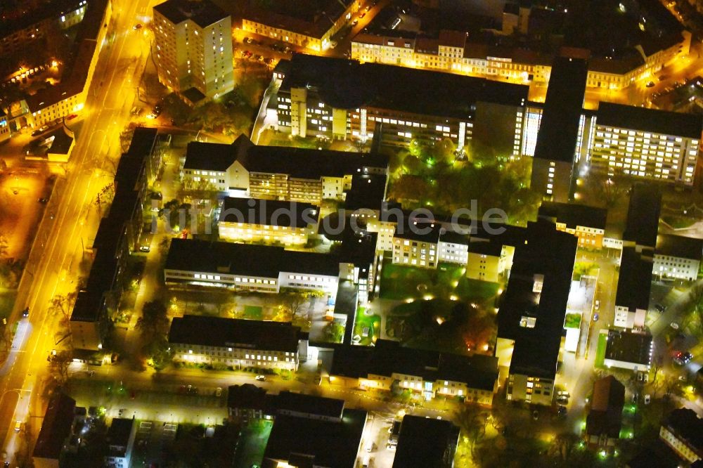 Potsdam bei Nacht aus der Vogelperspektive: Nachtluftbild Klinikgelände des Krankenhauses Klinikum Ernst von Bergmann GmbHin der Innenstadt in Potsdam im Bundesland Brandenburg, Deutschland