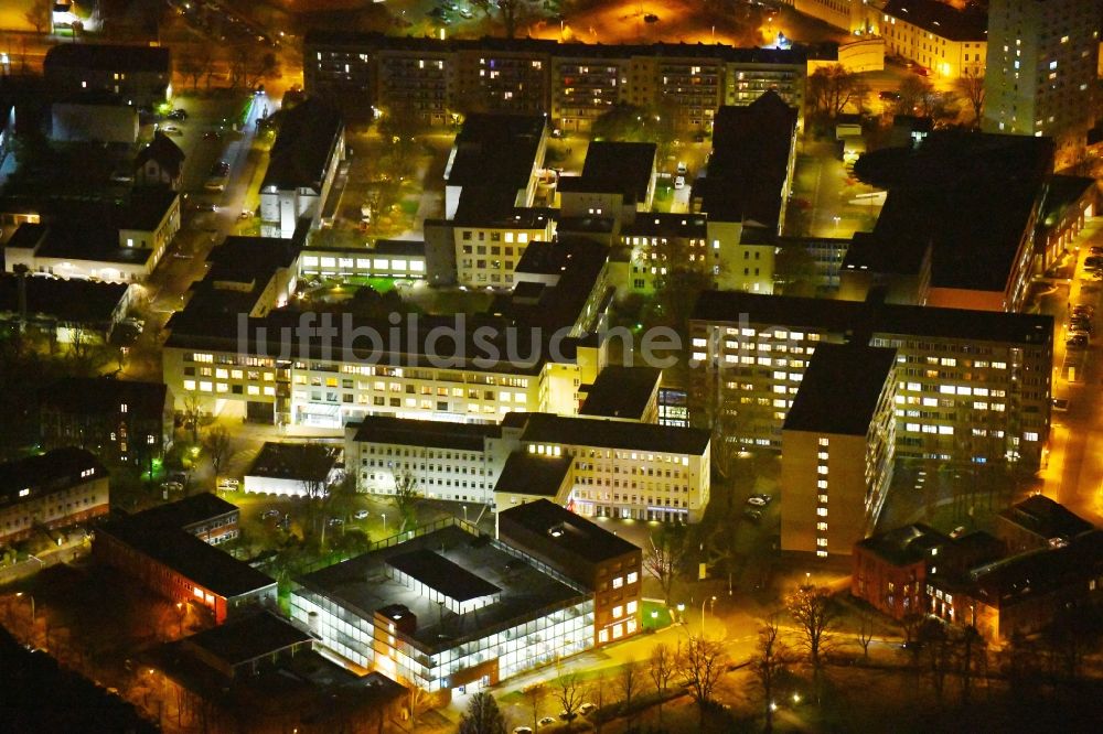 Nachtluftbild Potsdam - Nachtluftbild Klinikgelände des Krankenhauses Klinikum Ernst von Bergmann GmbHin der Innenstadt in Potsdam im Bundesland Brandenburg, Deutschland