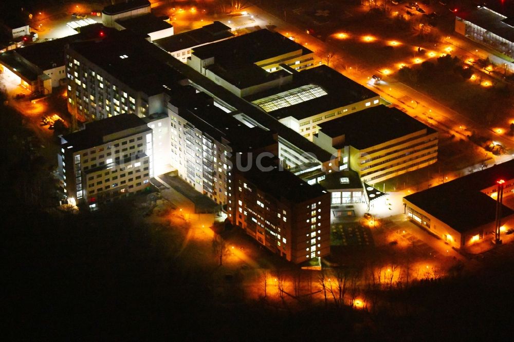 Frankfurt (Oder) bei Nacht von oben - Nachtluftbild Klinikgelände des Krankenhauses Klinikum Frankfurt (Oder) im Bundesland Brandenburg, Deutschland