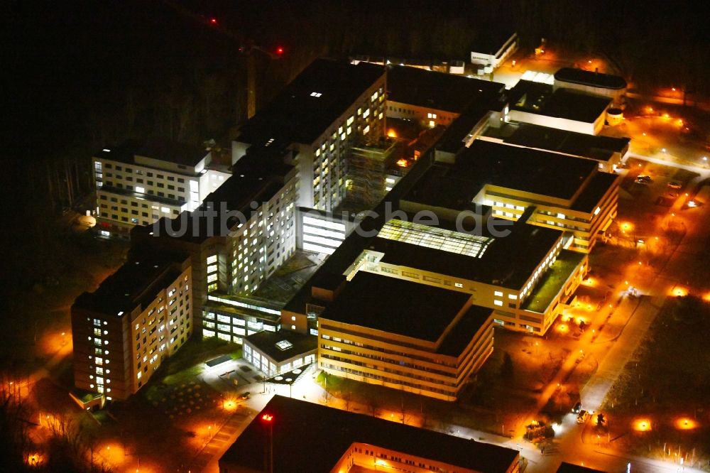 Nacht-Luftaufnahme Frankfurt (Oder) - Nachtluftbild Klinikgelände des Krankenhauses Klinikum Frankfurt (Oder) im Bundesland Brandenburg, Deutschland