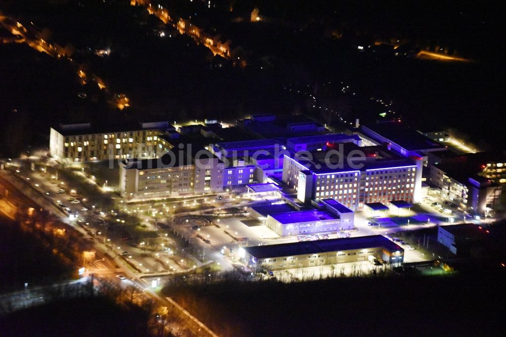 Magdeburg bei Nacht von oben - Nachtluftbild Klinikgelände des Krankenhauses Klinikum Magdeburg an der Birkenallee im Ortsteil Neu Olvenstedt in Magdeburg im Bundesland Sachsen-Anhalt