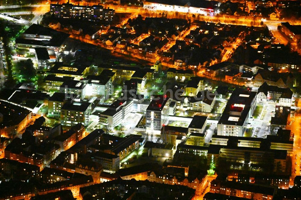 Nürnberg bei Nacht von oben - Nachtluftbild Klinikgelände des Krankenhauses Klinikum Nürnberg Nord, Nordklinikum in Nürnberg im Bundesland Bayern, Deutschland