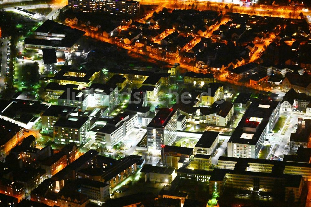 Nürnberg bei Nacht aus der Vogelperspektive: Nachtluftbild Klinikgelände des Krankenhauses Klinikum Nürnberg Nord, Nordklinikum in Nürnberg im Bundesland Bayern, Deutschland