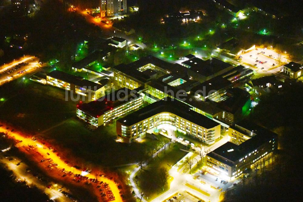 Wolfsburg bei Nacht aus der Vogelperspektive: Nachtluftbild Klinikgelände des Krankenhauses Klinikum Wolfsburg Klinik für Kinder- und Jugendmedizin und Psychosomatik an der Sauerbruchstraße in Wolfsburg im Bundesland Niedersachsen, Deutschland