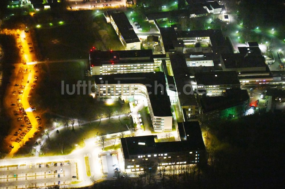 Nacht-Luftaufnahme Wolfsburg - Nachtluftbild Klinikgelände des Krankenhauses Klinikum Wolfsburg Klinik für Kinder- und Jugendmedizin und Psychosomatik an der Sauerbruchstraße in Wolfsburg im Bundesland Niedersachsen, Deutschland