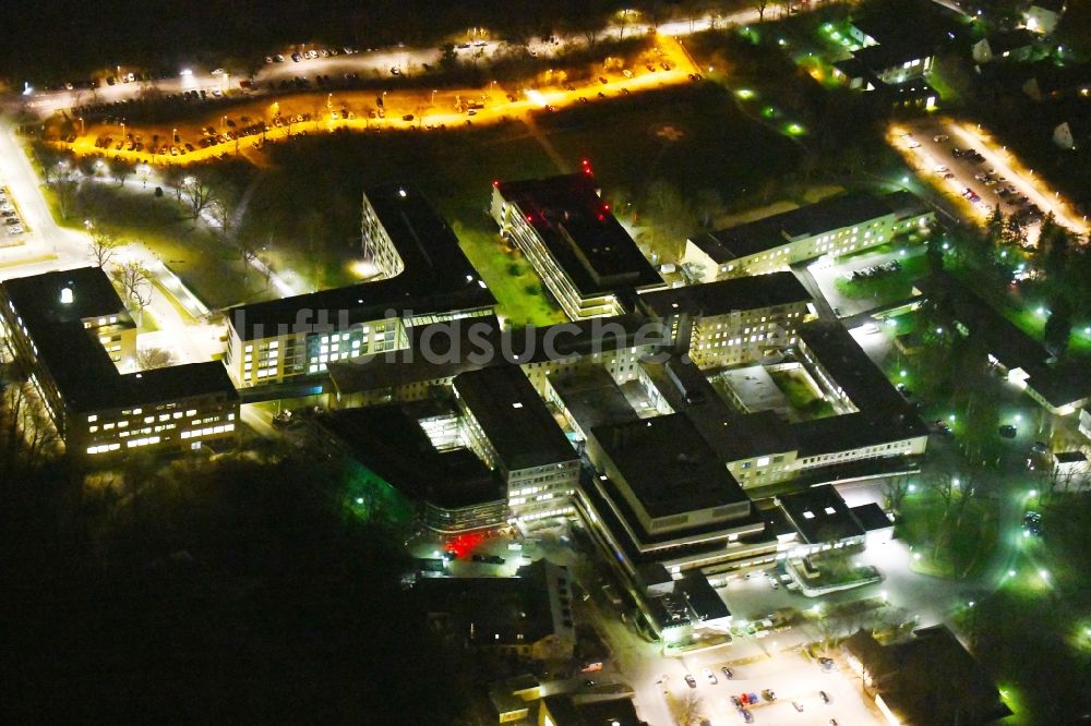 Wolfsburg bei Nacht von oben - Nachtluftbild Klinikgelände des Krankenhauses Klinikum Wolfsburg Klinik für Kinder- und Jugendmedizin und Psychosomatik an der Sauerbruchstraße in Wolfsburg im Bundesland Niedersachsen, Deutschland