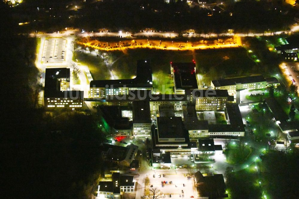 Wolfsburg bei Nacht aus der Vogelperspektive: Nachtluftbild Klinikgelände des Krankenhauses Klinikum Wolfsburg Klinik für Kinder- und Jugendmedizin und Psychosomatik an der Sauerbruchstraße in Wolfsburg im Bundesland Niedersachsen, Deutschland