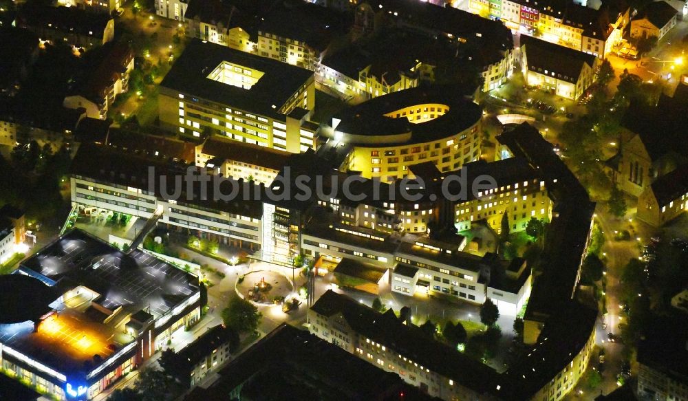 Osnabrück bei Nacht aus der Vogelperspektive: Nachtluftbild Klinikgelände des Krankenhauses Marienhospital in Osnabrück im Bundesland Niedersachsen, Deutschland