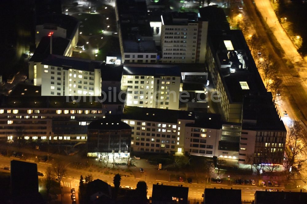 Nachtluftbild Frankfurt am Main - Nachtluftbild Klinikgelände des Krankenhauses Markus Krankenhaus in Frankfurt am Main im Bundesland Hessen