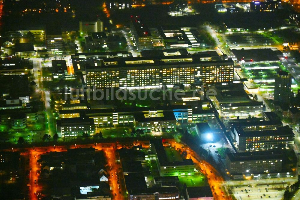 Hannover bei Nacht von oben - Nachtluftbild Klinikgelände des Krankenhauses der Medizinische Hochschule Hannover (MHH) in Hannover im Bundesland Niedersachsen, Deutschland