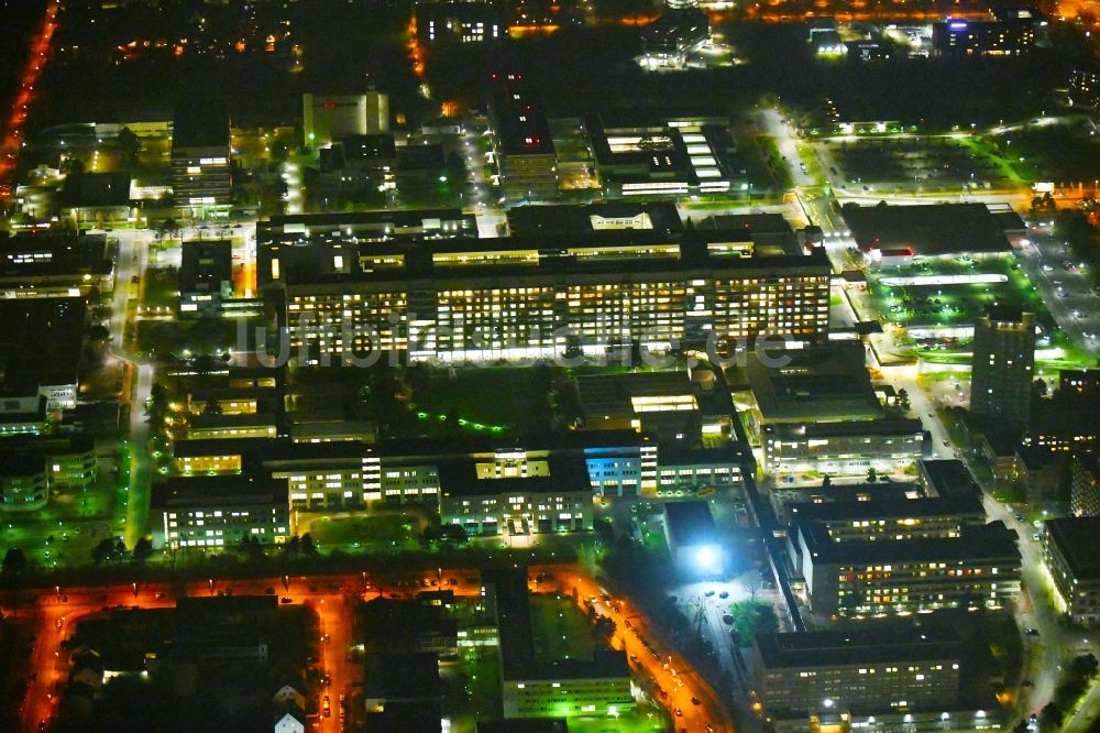 Hannover bei Nacht aus der Vogelperspektive: Nachtluftbild Klinikgelände des Krankenhauses der Medizinische Hochschule Hannover (MHH) in Hannover im Bundesland Niedersachsen, Deutschland