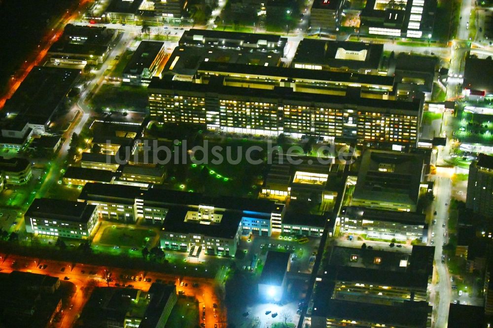 Nacht-Luftaufnahme Hannover - Nachtluftbild Klinikgelände des Krankenhauses der Medizinische Hochschule Hannover (MHH) in Hannover im Bundesland Niedersachsen, Deutschland