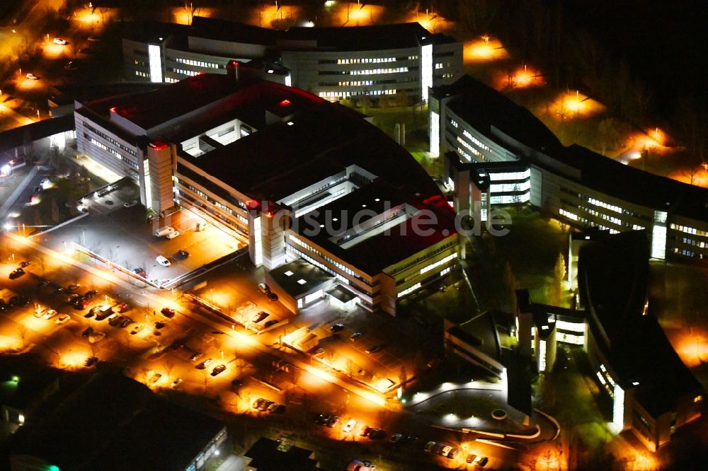 Weimar bei Nacht aus der Vogelperspektive: Nachtluftbild Klinikgelände des Krankenhauses Sophien-und Hufeland Klinikum an der Henry-van-de-Velde-Straße in Weimar im Bundesland Thüringen, Deutschland