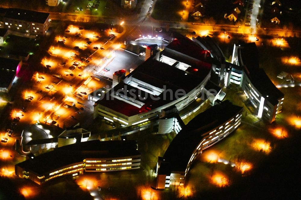 Weimar bei Nacht aus der Vogelperspektive: Nachtluftbild Klinikgelände des Krankenhauses Sophien-und Hufeland Klinikum an der Henry-van-de-Velde-Straße in Weimar im Bundesland Thüringen, Deutschland