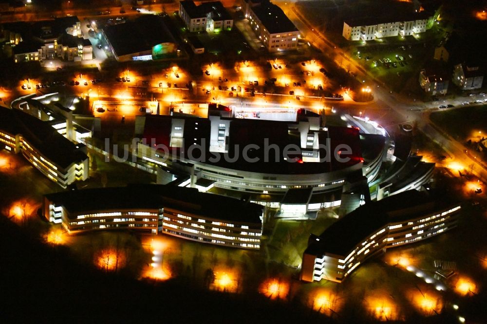 Nacht-Luftaufnahme Weimar - Nachtluftbild Klinikgelände des Krankenhauses Sophien-und Hufeland Klinikum an der Henry-van-de-Velde-Straße in Weimar im Bundesland Thüringen, Deutschland