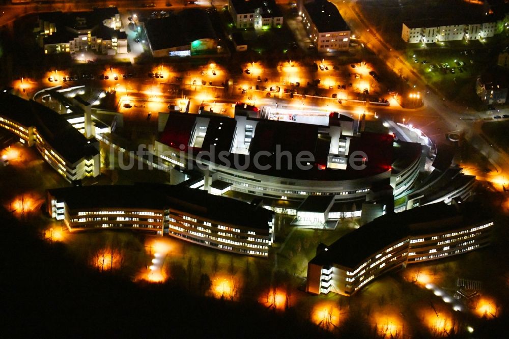 Weimar bei Nacht von oben - Nachtluftbild Klinikgelände des Krankenhauses Sophien-und Hufeland Klinikum an der Henry-van-de-Velde-Straße in Weimar im Bundesland Thüringen, Deutschland