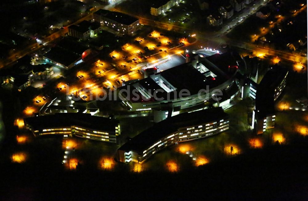 Weimar bei Nacht aus der Vogelperspektive: Nachtluftbild Klinikgelände des Krankenhauses Sophien-und Hufeland Klinikum an der Henry-van-de-Velde-Straße in Weimar im Bundesland Thüringen, Deutschland